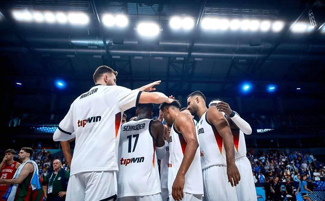 晋级下一阶段引发热议！，字母哥在加拿大队比赛中险胜再创辉煌时刻的简单介绍