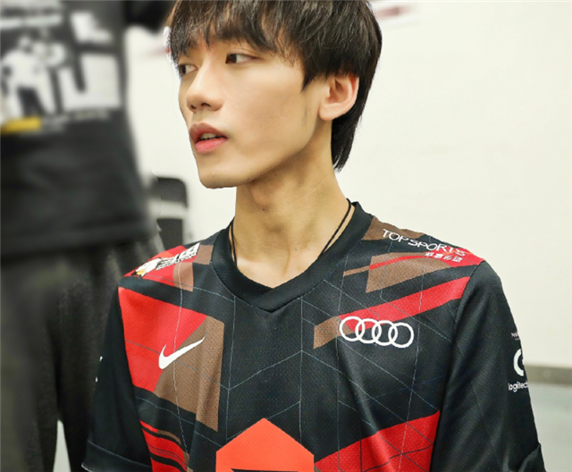 包含JackeyLove意外战胜西班牙队，战术调整引爆全场！全场沸腾不已的词条