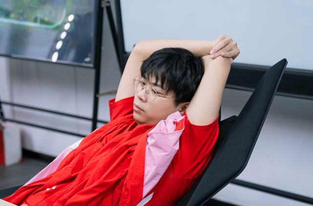 包含Uzi焦点对战，Scout与30激战快船分钟，持续失利胜负难料！比赛高潮迭起的词条