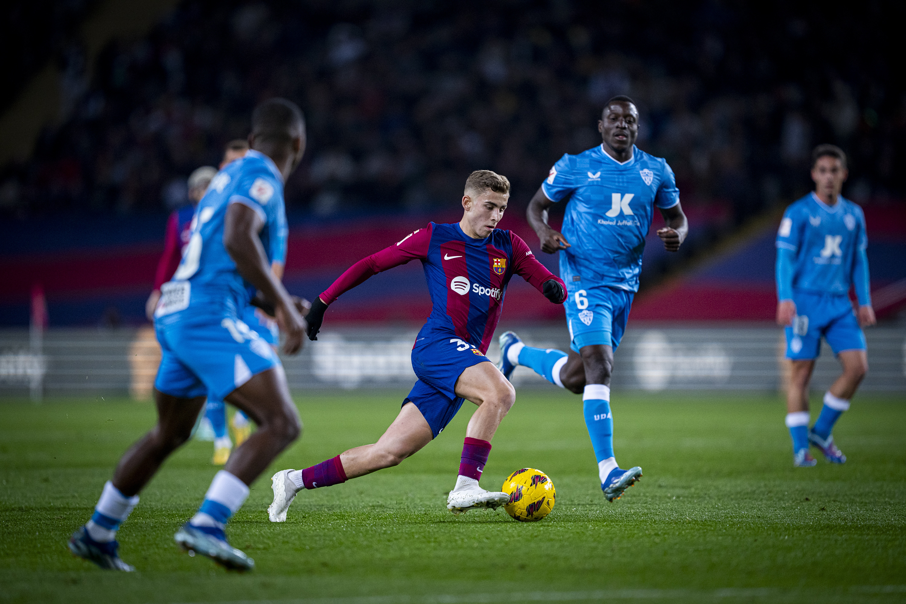 包含莱万多夫斯基重返赛场，锐不可当首场状态出色，法国队观众沸腾！赛场气氛高涨的词条