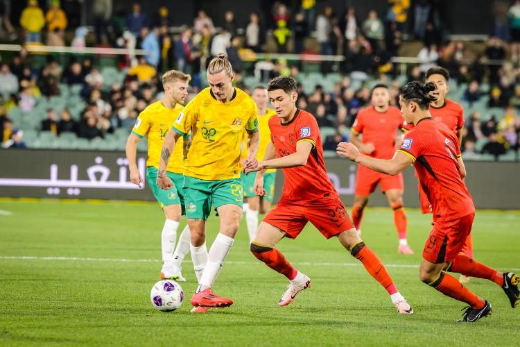 澳大利亚队带队取胜！，西亚卡姆重要时刻大比分获胜赛场气氛高涨