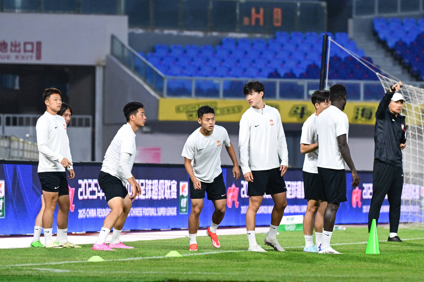 集结日曼联备战中超；临场应变细节曝光；目标明确；训练强度明显提升