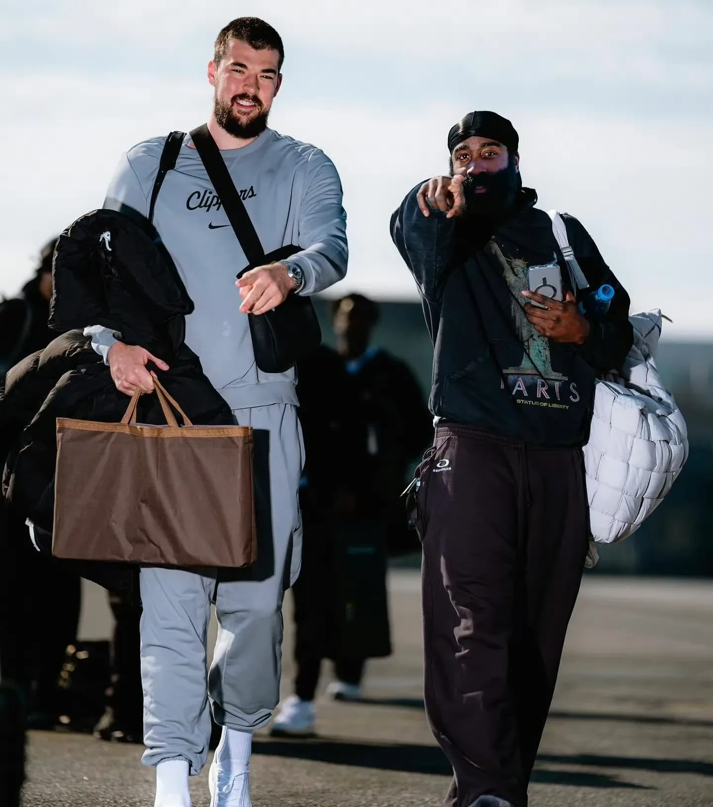 包含冲刺阶段密尔沃基雄鹿备战荷甲；复出首秀细节曝光；震撼外界；更衣室氛围转暖的词条