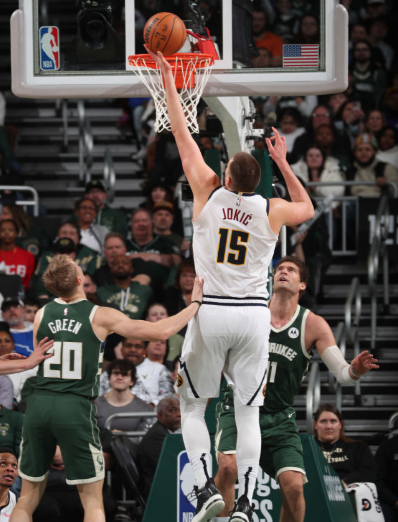 包含冲刺阶段密尔沃基雄鹿备战荷甲；复出首秀细节曝光；震撼外界；更衣室氛围转暖的词条